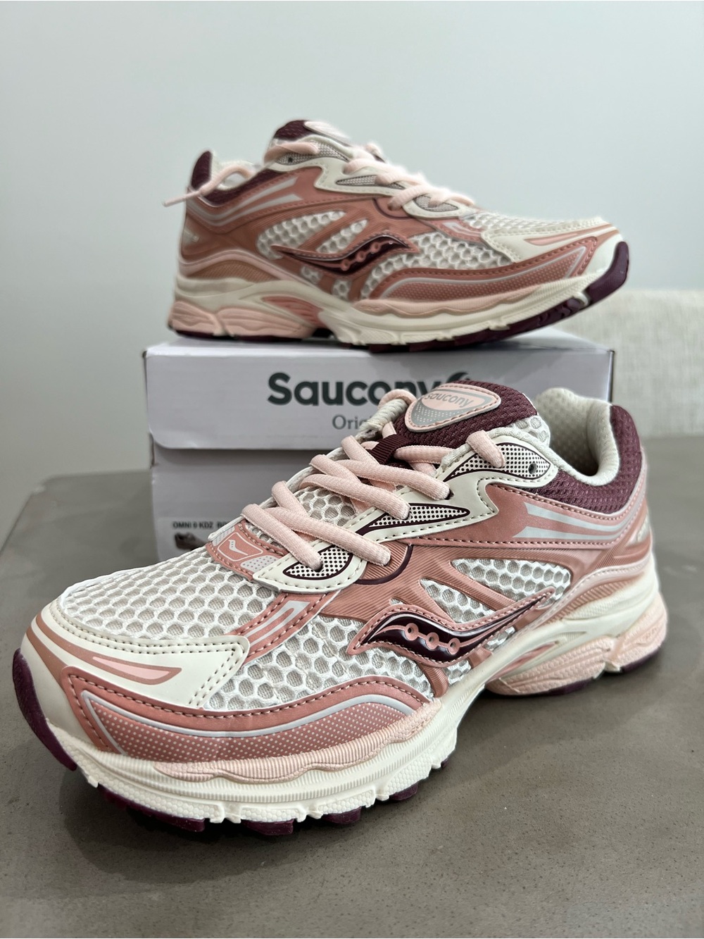 Saucony Omni 9 KDZ Rose Gold Size 5.5Y / Women's 7 NIB